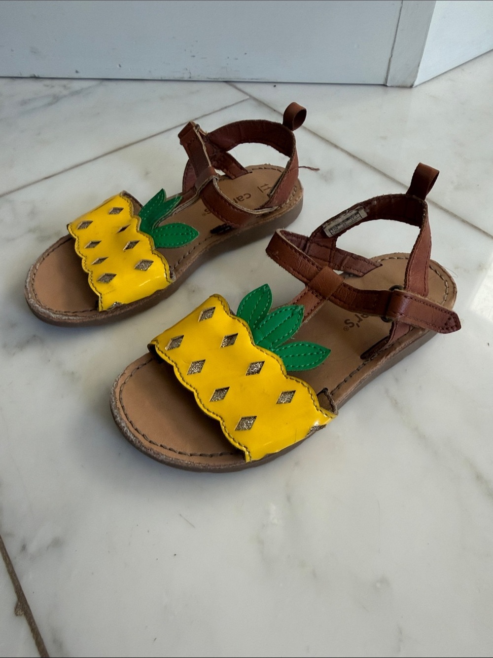 Carter’s little girls 11 pineapple sandals